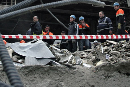 Под завалами парковки в Москве остались два человека