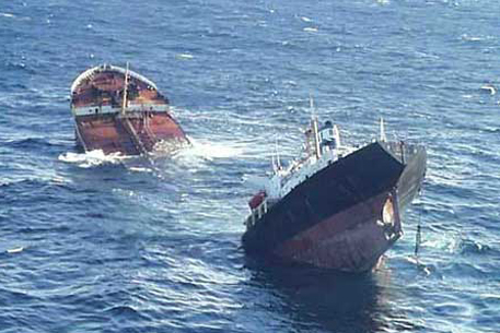 Панамское судно развалилось на две части в Красном море 