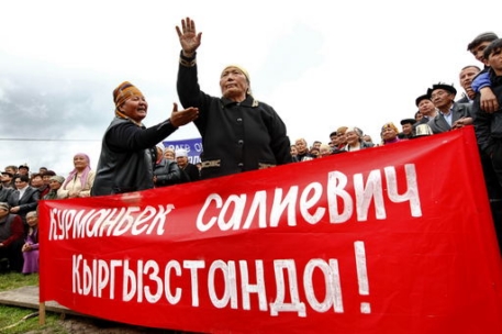 В Джалал-Абаде подрались сторонники и противники Бакиева