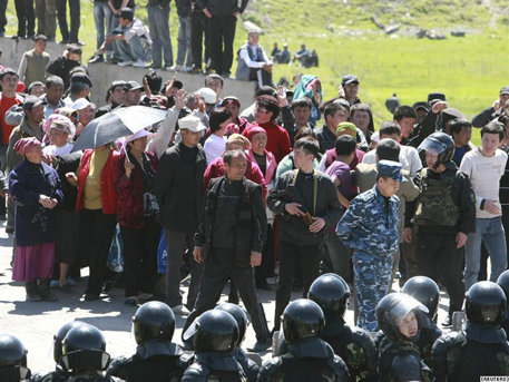 Сторонники проигравшей партии перекрыли трассу 