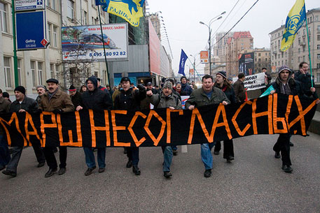 КС счел законным право властей переносить митинги