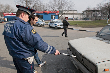 В Санкт-Петербурге иномарка снесла остановку 