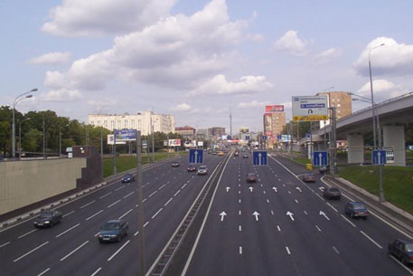 В Москве ветер сдул леса на дорогу