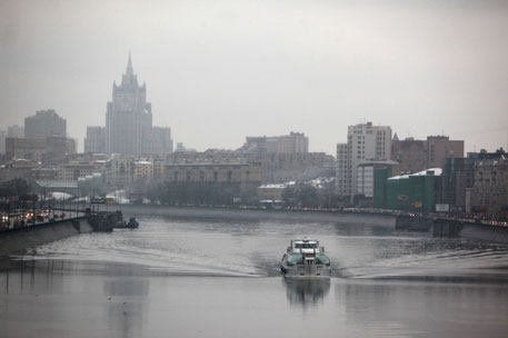 В центре Москвы автомобиль упал в реку