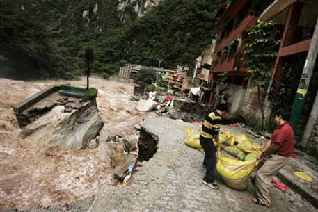 Спасатели эвакуировали 3,5 тысячи туристов из Мачу-Пикчу