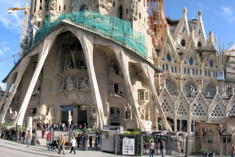 Папа римский освятил собор Sagrada Familia в Барселоне