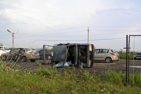 В Санкт-Петербурге смерч поднял в воздух ВАЗ-2109