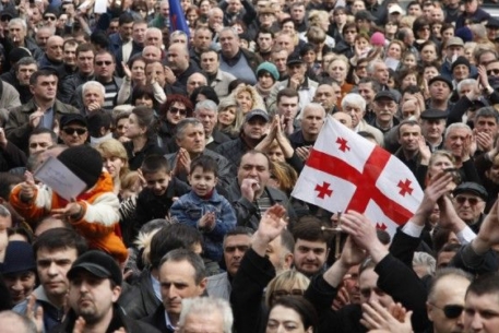 В Грузии силовикам разрешили использовать оружие для разгона митингующих