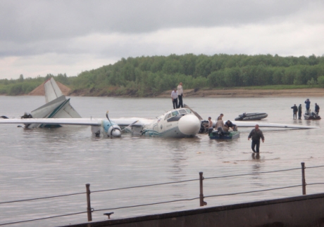 Найден бортовой самописец севшего на воду Ан-24