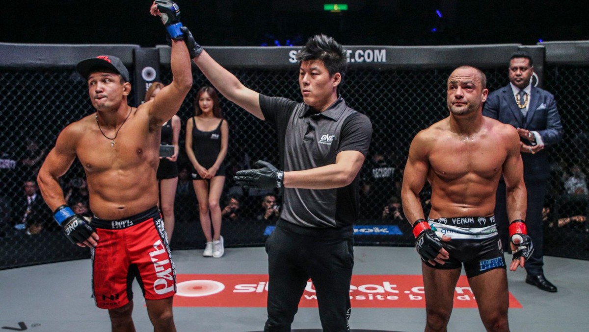 Прямая трансляция турнира ONE FC с титульным боем уроженца Казахстана