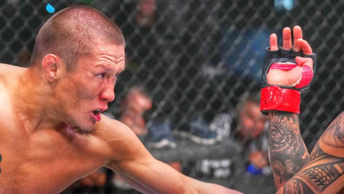 "Решение судей было странным". Жумагулову "дали шанс" в UFC