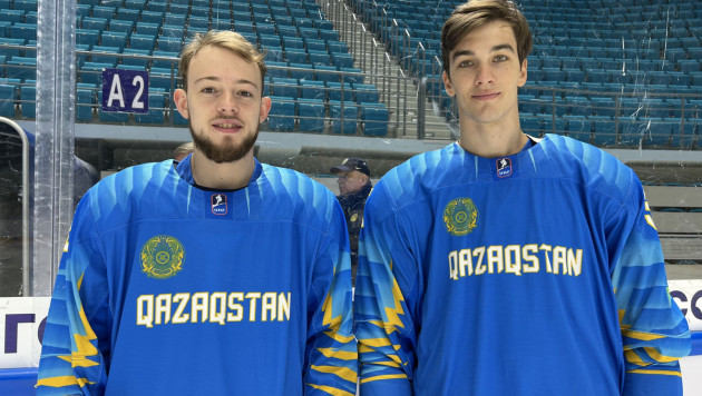 ©Андрей Буяльский (справа). icehockey.kz